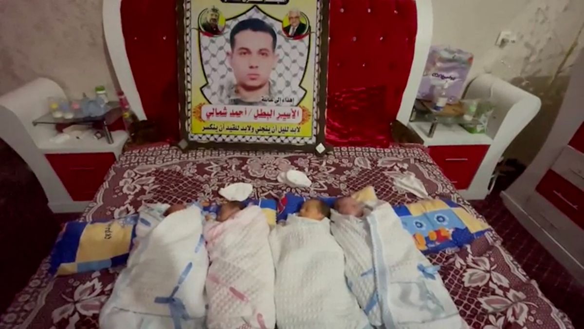 Palestince se narodila čtyřčata z pašovaného spermatu. Jedná se o formu odboje